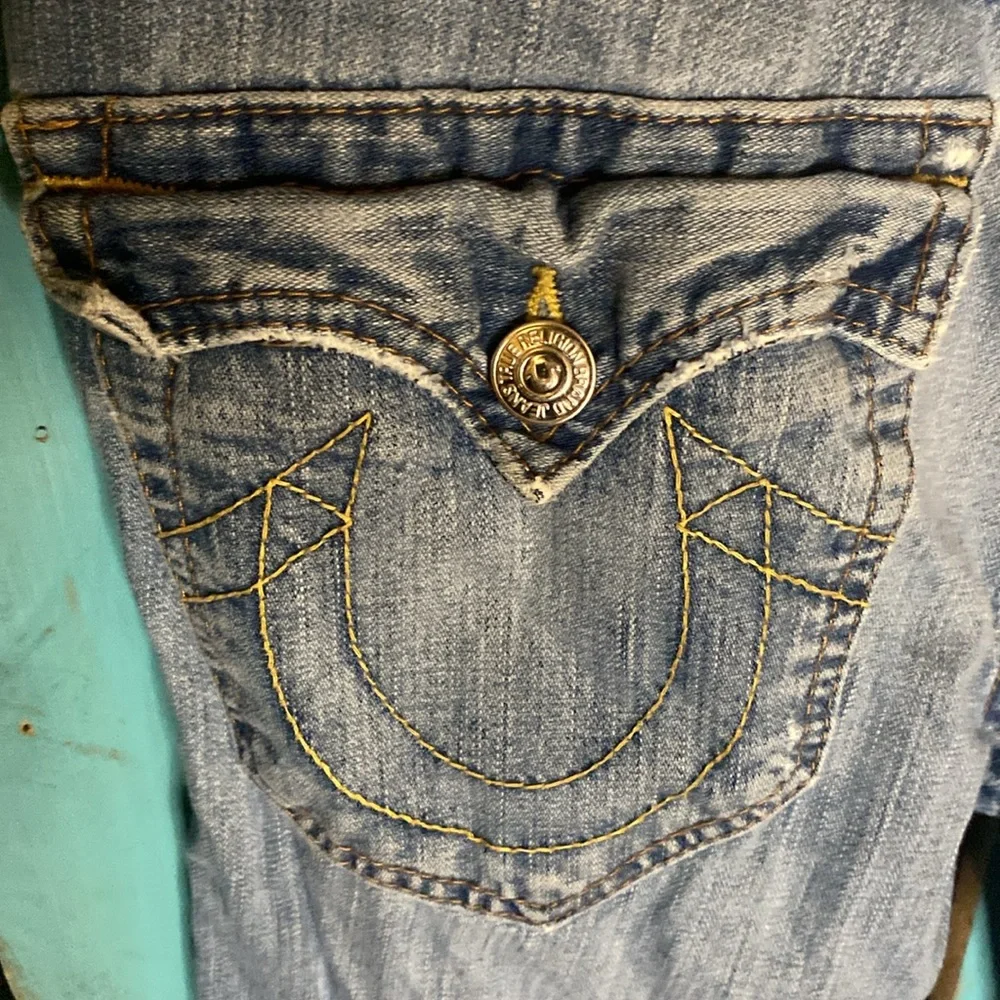 True Religion Billy button flap rear pockets distressed 31x30 holes wear USA